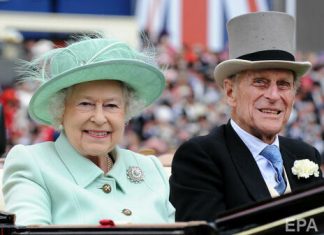 Королева Елизавета II призвала британцев вакцинироваться от COVID-19