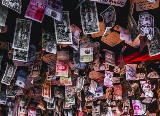 50 тысяч гривен: кому в Украине платят такую зарплату