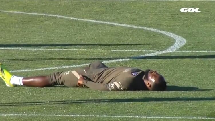 Футболист мадридского "Атлетико" Мусса Дембеле потерял сознание на тренировке. Видео