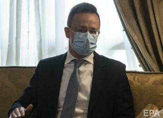 Глава МИД Венгрии привился от коронавируса российской вакциной