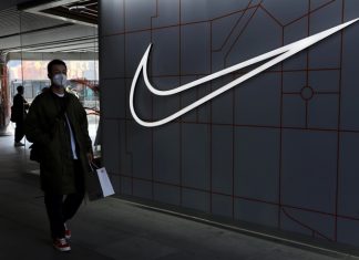 Китайцы массово сжигают кроссовки Nike из-за отказа использовать хлопок из Синьцзяна
