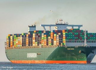 Контейнеровоз cел на мель в Суэцком канале и перекрыл движение. В пробке стоят более 100 судов