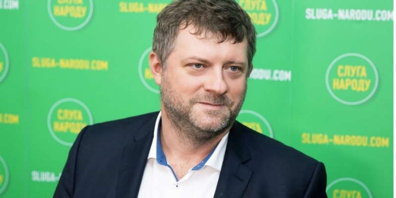 Корниенко отреагировал на приостановку финансирования Слуги народа