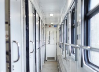 Красная зона карантина: Укрзализныця ограничит высадку и посадку пассажиров на Закарпатье