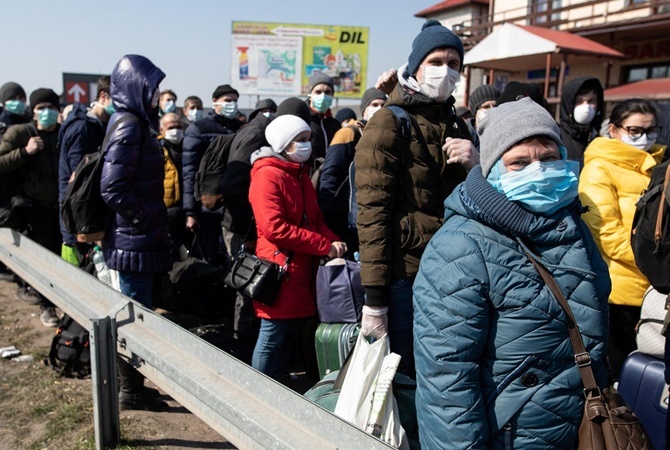 Куда едут украинские заробитчане: топ-5 стран