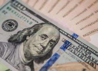 Курс валют на сегодня: доллар и евро продолжают рушиться