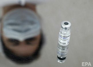 Мэр города в Аргентине привился российской вакциной от COVID-19 с портретом Путина в руках. Фото