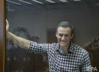 Навальный снова подал в суд на Пескова