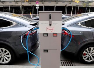 Нефть дорожает, а Tesla дешевеет: что происходит с рынком электромобилей в мире
