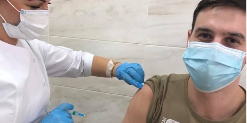 Первые ощущения и побочные эффекты. Медик из Днепра ежедневно рассказывает о жизни после вакцинации