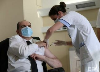 Премьер-министр Франции привился вакциной AstraZeneca от COVID-19