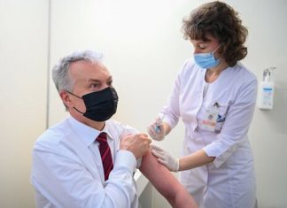 Президент Литвы Науседа вакцинировался от коронавируса препаратом AstraZeneca