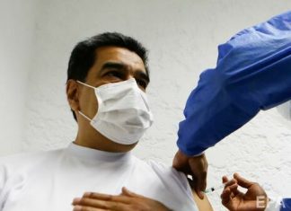 Президент Венесуэлы публично привился российской вакциной от коронавируса