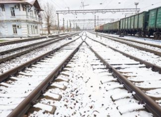 Причина — карантин. Укрзализныця прекращает посадку и высадку пассажиров в Житомирской и Черновицкой областях