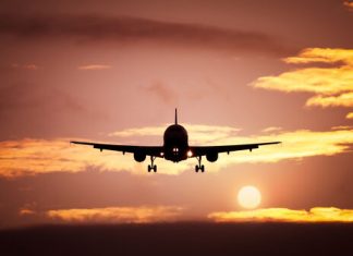 В Мавритании мужчина пробрался в самолет и угрожал сжечь его