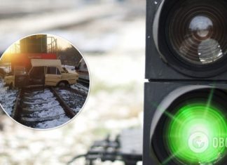 В Виннице поезд врезался в легковушку и протащил ее 200 метров. Фото с места ЧП