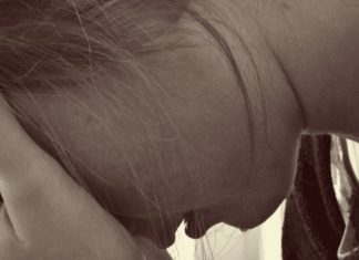 В Днепре 12-летняя школьница резала вены на глазах у прохожих — СМИ