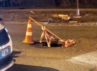 Вылетела из-под колес машины ГСЧС: во Львове в автомобиль врезалась крышка люка, погиб ребенок