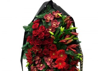 Традиция возлагать венок на похоронах