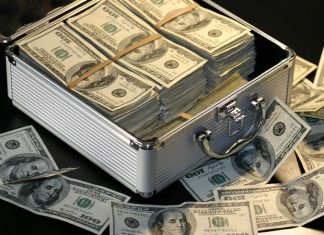 500 килограммов долларов: зачем украинские чиновники хранят дома чемоданы денег