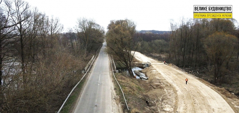 ''Большая стройка'': на Черниговщине обустраивают временную объездную через реку Лысогор
