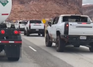 Электрические Hummer показали, как используют режим »краба» в пробках: видео