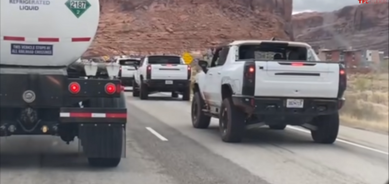 Электрические Hummer показали, как используют режим ''краба'' в пробках: видео