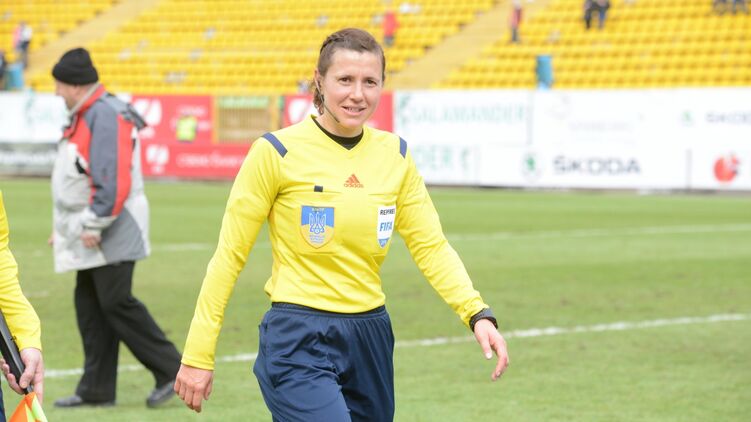 Главный матч украинского футбольного сезона доверили рассудить женщине в черном