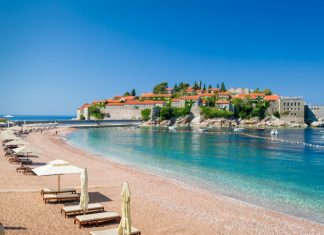 Гражданам РФ разрешили въезжать в Черногорию без визы до 31 октября