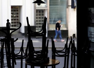 И снова локдаун: безработных и заробитчан больше, задержки по соцвыплатам, зато гривна стабильна