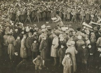 История в одном фото. Солдаты австро-венгерской армии дают концерт посреди Проскурова в 1918 году