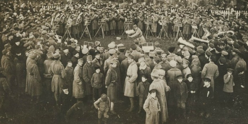 История в&nbsp;одном фото. Солдаты австро-венгерской армии дают концерт посреди Проскурова в&nbsp;1918 году