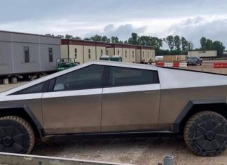 Маск прокатился на Tesla Cybertruck и показал ее интерьер