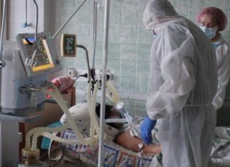 Реаниматологи работают сутками. COVID-реанимация областной больницы Днепра перегружена втрое