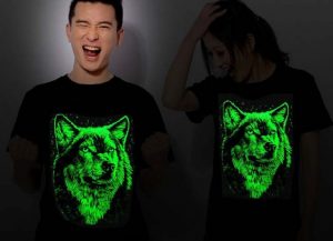 Футболка со светящимся принтом будет радовать мужчину летом