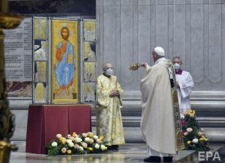 Темные времена пандемии закончатся – папа римский обратился к верующим