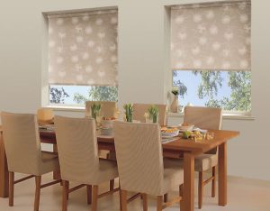 Жалюзи создают уютный свет и атмосферу в доме