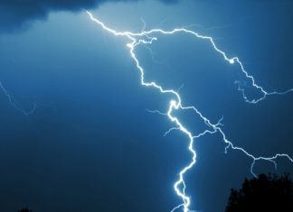 В Ровенской области молния ударила сразу двоих людей