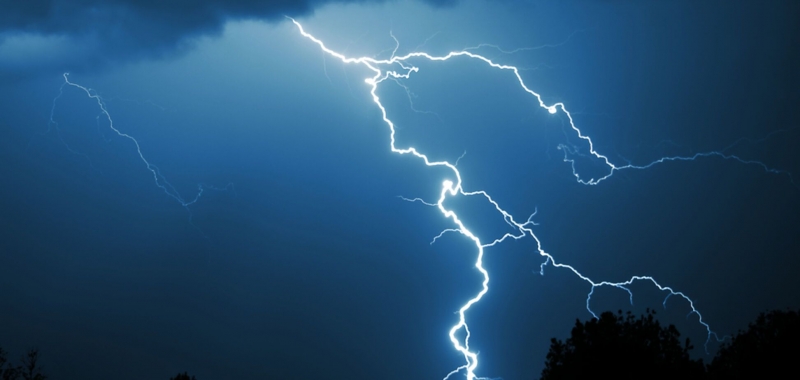 В Ровенской области молния ударила сразу двоих людей