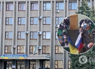 В Славянске в годовщину оккупации в горсовет принесли флаг РФ. Видео