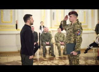 Зеленский отметил высшими государственными наградами защитников Украины и передал ордена родным погибших Героев. Фото