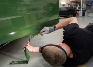 Защита кузова автомобиля виниловой пленкой: преимущества и особенности