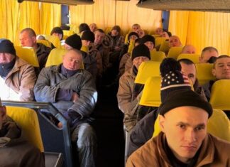 Не издевались над ними и не били. Лубинец показал видео с российскими оккупантами, которых везли на обмен