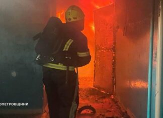 Россияне ударили шахедами по Днепру, начались пожары