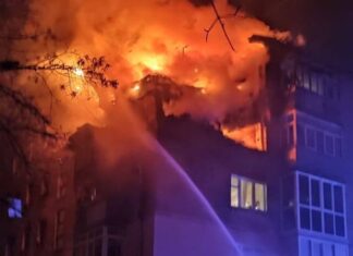 В Чернигове шахед попал в пятиэтажный дом, повреждены два верхних этажа — ОВА