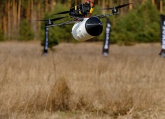 На фронте уже работают украинские дроны на оптоволокне дальностью 20 километров — Сырский