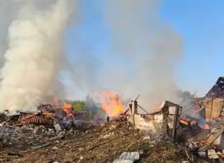 Россияне сбросили авиабомбу на жилой дом в Донецкой области, погибли отец и сын