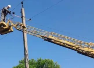 После обстрелов. Энергетики восстановили электроснабжение для более 6 тысяч семей Донецкой области
