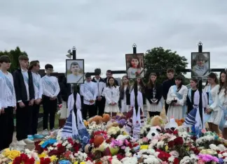 Последний звонок на кладбище. В Коростышеве школьники привезли цветы и игрушки на могилы трех детей, погибших из-за атаки РФ — фото