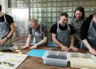 Приказ месить тесто. Кто заставил военных делать пирожные в киевской пекарне и как это помогает наконец выйти из боя, — репортаж NV